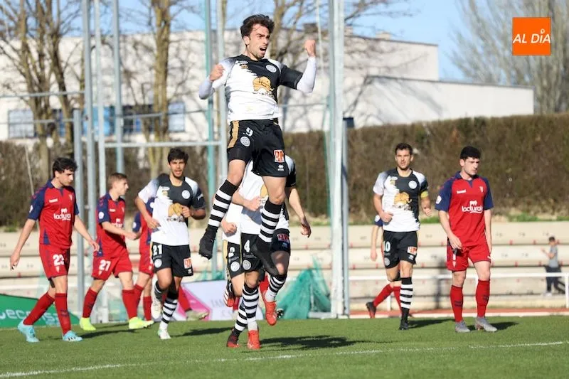 Guille Andrés celebra el primer gol del partido para Unionistas / Lydia González