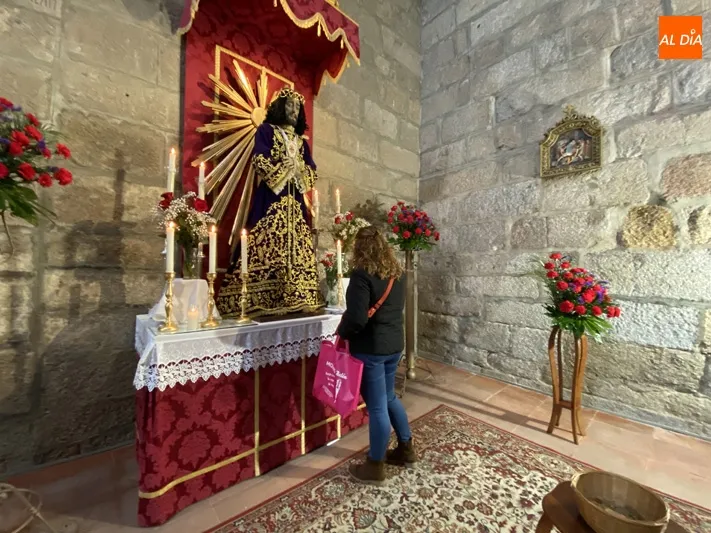 Foto 3 - Cientos de fieles cumplen con el besapies&nbsp;a Jes&uacute;s Medinaceli &lsquo;a trav&eacute;s del pl&aacute;stico&rsquo; por...