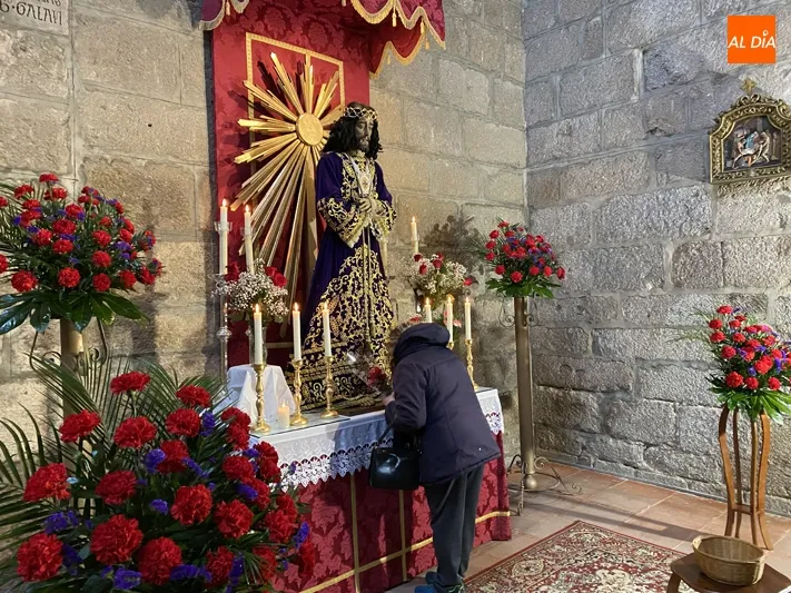 Foto 2 - Cientos de fieles cumplen con el besapies&nbsp;a Jes&uacute;s Medinaceli &lsquo;a trav&eacute;s del pl&aacute;stico&rsquo; por...
