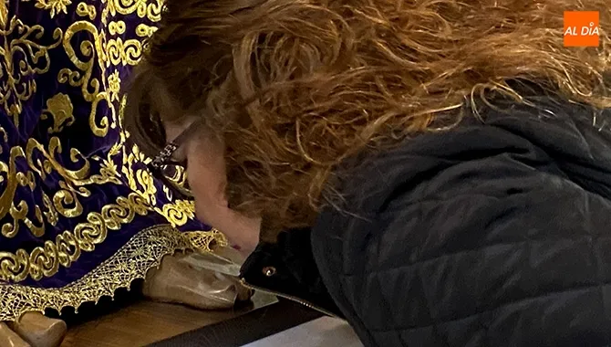 La cofradía Jesús Nazareno ofrecía unas laminas desechables de plástico para poder realizar el tradicional besapies de la imagen