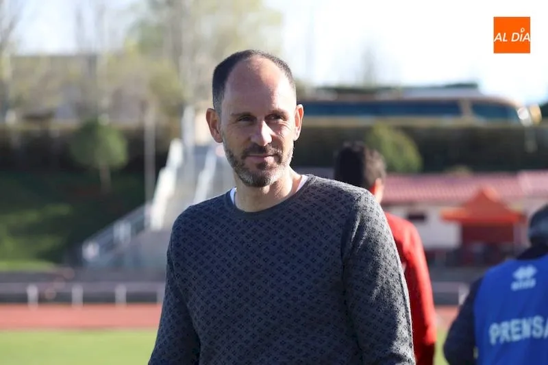 Jabí Luaces en el área técnica durante el partido / Lydia González
