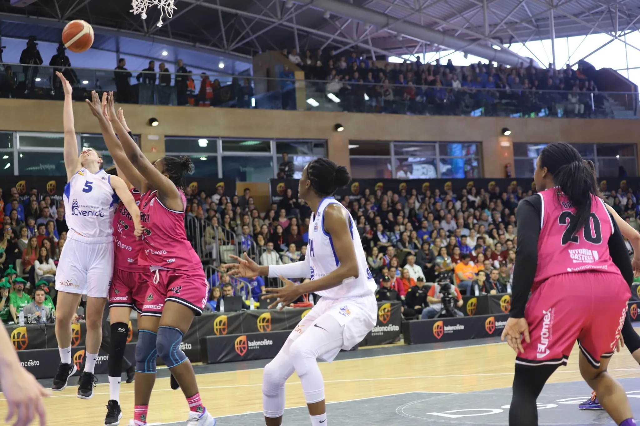 Una acción del duelo de semis del Avenida