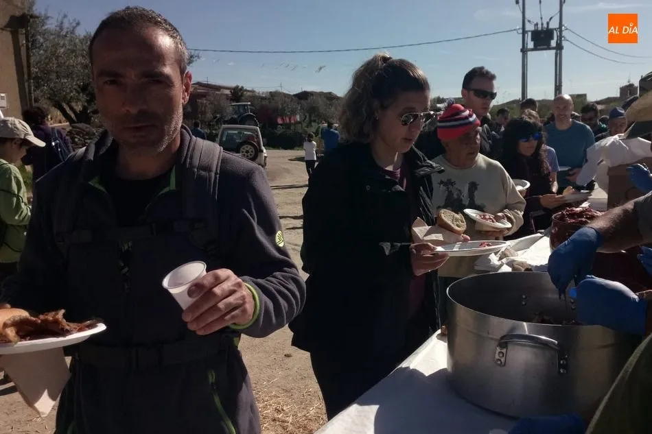 Foto 9 - Cerca de 200 senderistas toman la salida en Sobradillo en busca del &lsquo;buraco&rsquo;  