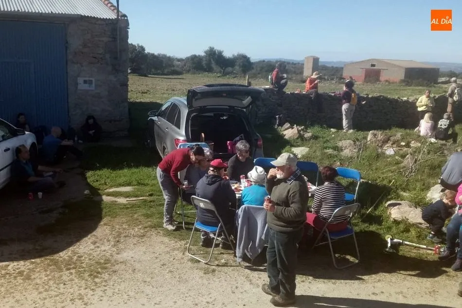 Foto 8 - Cerca de 200 senderistas toman la salida en Sobradillo en busca del &lsquo;buraco&rsquo;  