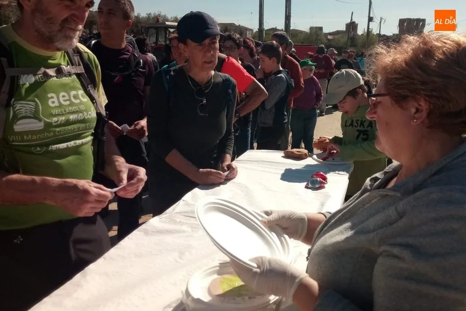 Foto 7 - Cerca de 200 senderistas toman la salida en Sobradillo en busca del &lsquo;buraco&rsquo;  