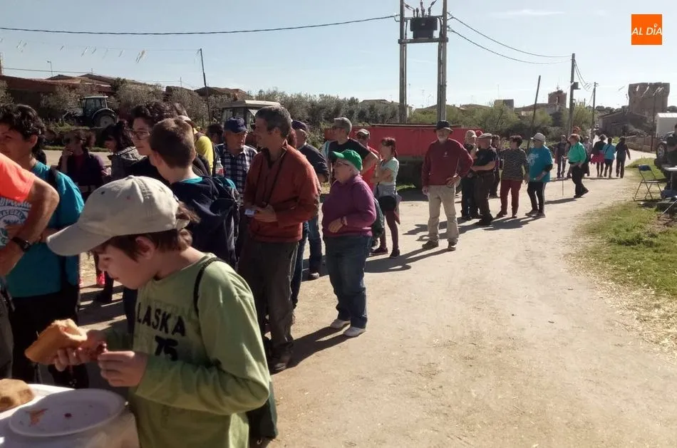 Foto 6 - Cerca de 200 senderistas toman la salida en Sobradillo en busca del &lsquo;buraco&rsquo;  