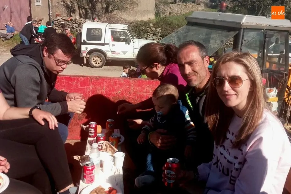Foto 5 - Cerca de 200 senderistas toman la salida en Sobradillo en busca del &lsquo;buraco&rsquo;  