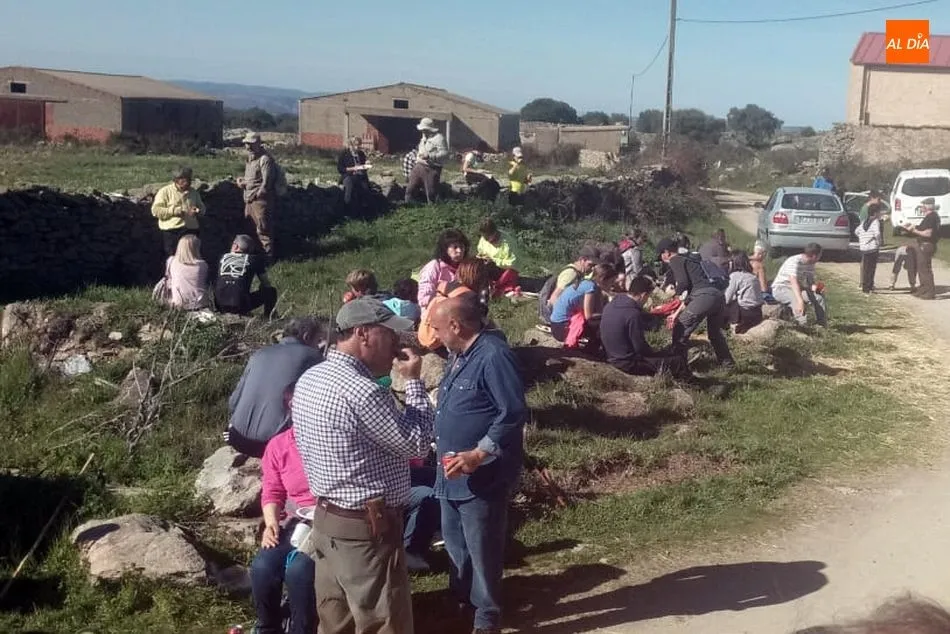 Foto 2 - Cerca de 200 senderistas toman la salida en Sobradillo en busca del &lsquo;buraco&rsquo;  
