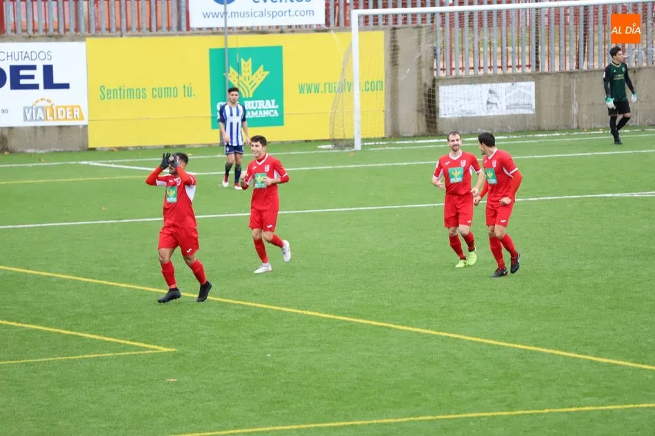 Los jugadores del Navega celebran un gol conseguido en un partido pasado / Archivo