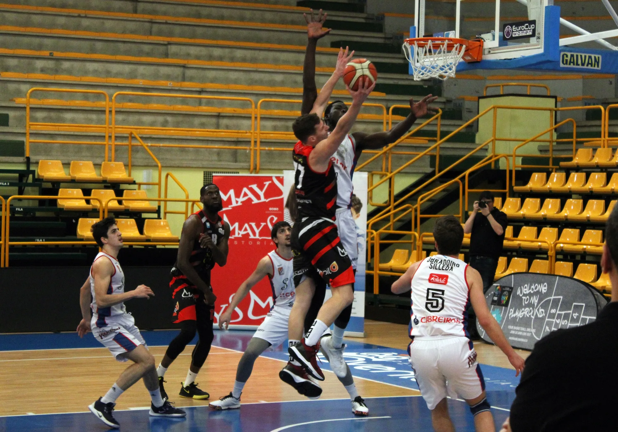 Acción del encuentro entre el CB Tormes y Obradoiro / CB Tormes
