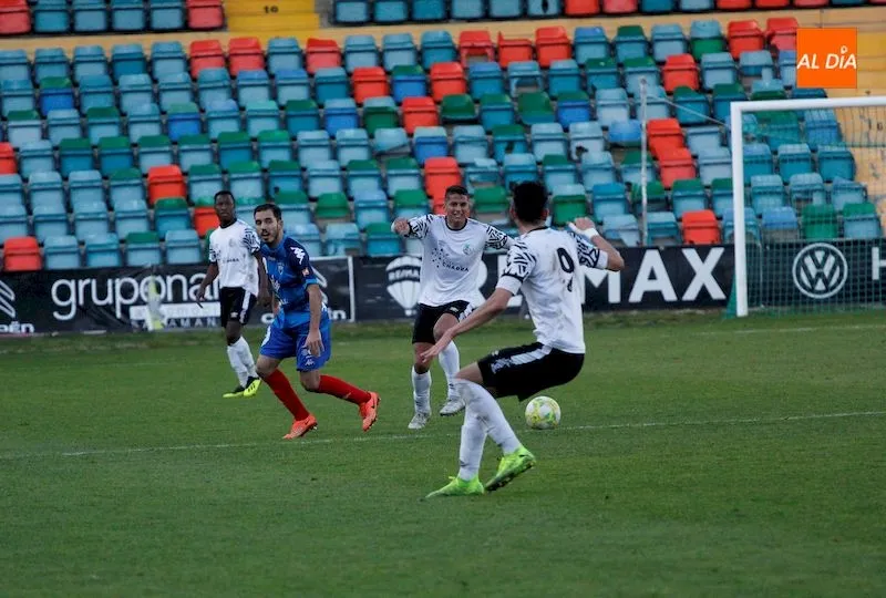 Foto 11 - Un solitario gol de Mon&aacute;rrez permite al Salamanca UDS B sumar los tres puntos ante el Atl&eacute;tico...