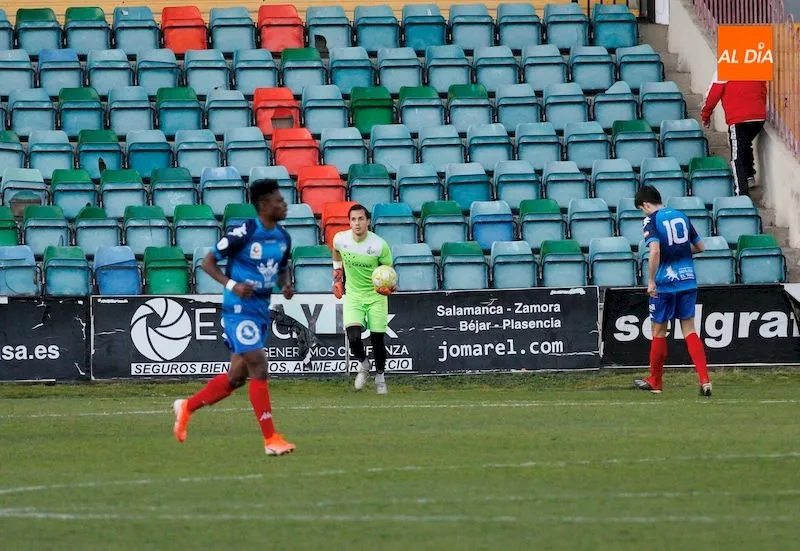 Foto 10 - Un solitario gol de Mon&aacute;rrez permite al Salamanca UDS B sumar los tres puntos ante el Atl&eacute;tico...