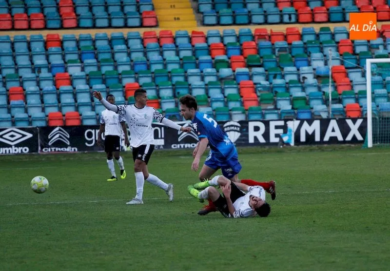Foto 8 - Un solitario gol de Mon&aacute;rrez permite al Salamanca UDS B sumar los tres puntos ante el Atl&eacute;tico...