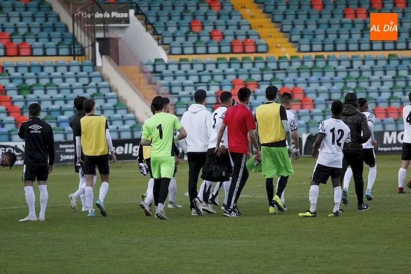 Foto 6 - Un solitario gol de Mon&aacute;rrez permite al Salamanca UDS B sumar los tres puntos ante el Atl&eacute;tico...