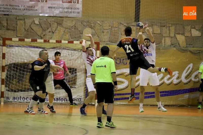 Acción del Balonmano Salamanca ante el Universidad de León Ademar / Lydia González