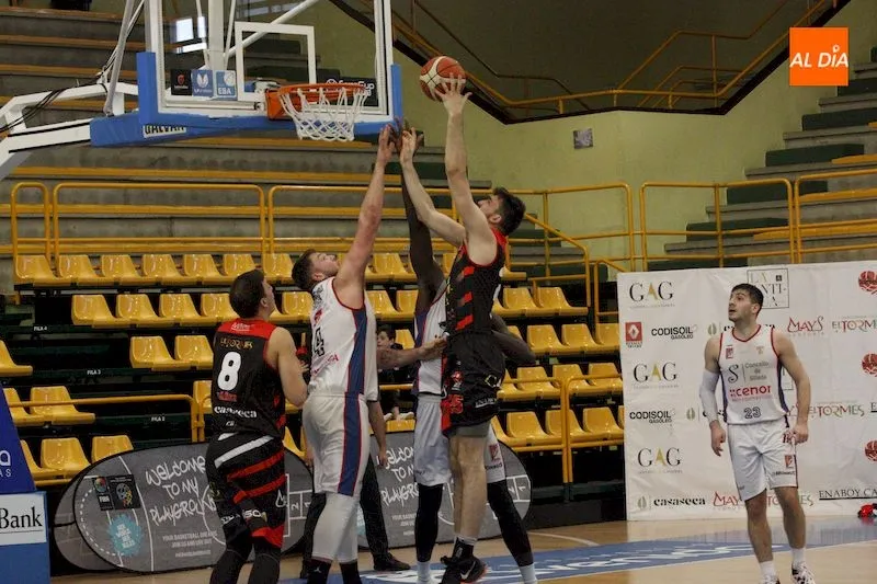 Foto 4 - La USAL CB Tormes cae sobre la bocina (80-82) y el Aquimisa Carbajosa logra su vig&eacute;sima victoria...