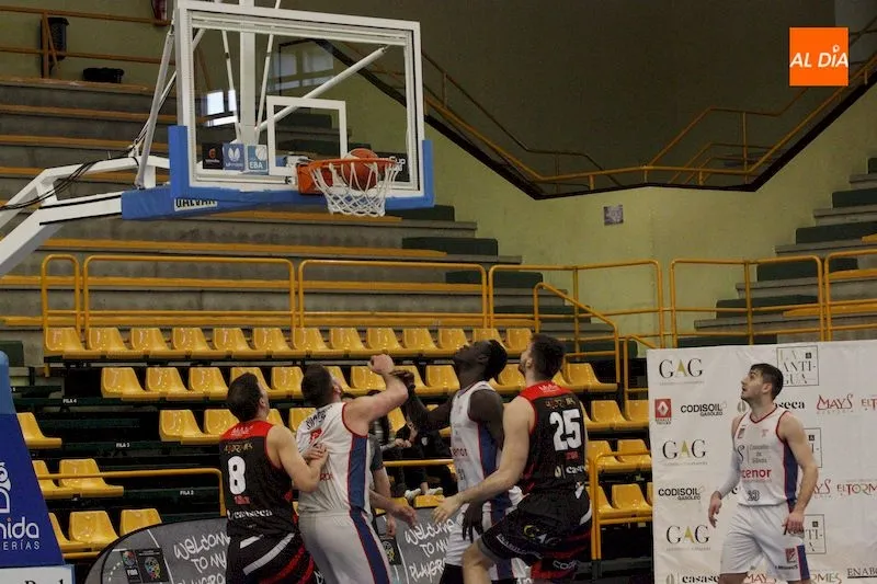 Foto 2 - La USAL CB Tormes cae sobre la bocina (80-82) y el Aquimisa Carbajosa logra su vig&eacute;sima victoria...