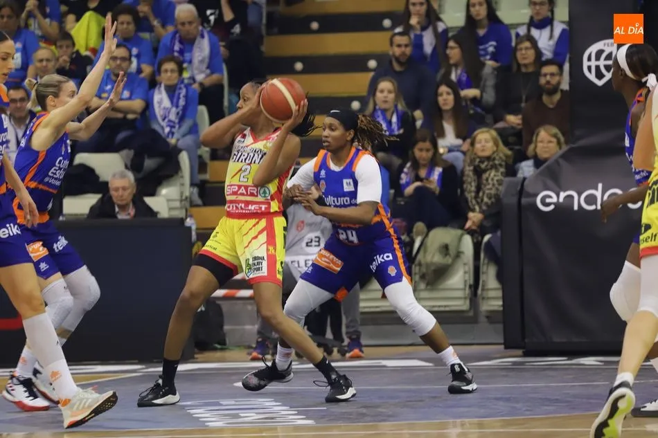 Foto 2 - El Uni Girona bate al Valencia Basket y se jugar&aacute; la Copa con el Perfumer&iacute;as Avenida en la final...