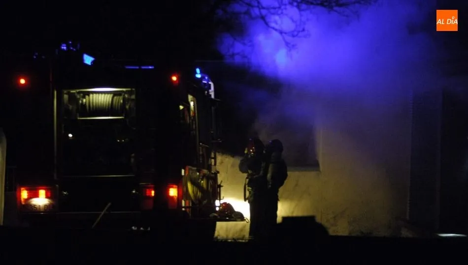 Hasta el lugar del suceso acudieron bomberos de Ciudad Rodrigo / FOTOS: ADRIÁN MARTÍN PASTOR