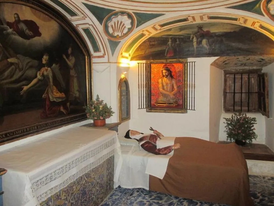 El sepulcro de la Santa siempre sorprende al visitante| FOTOS: Salamanca Emoción