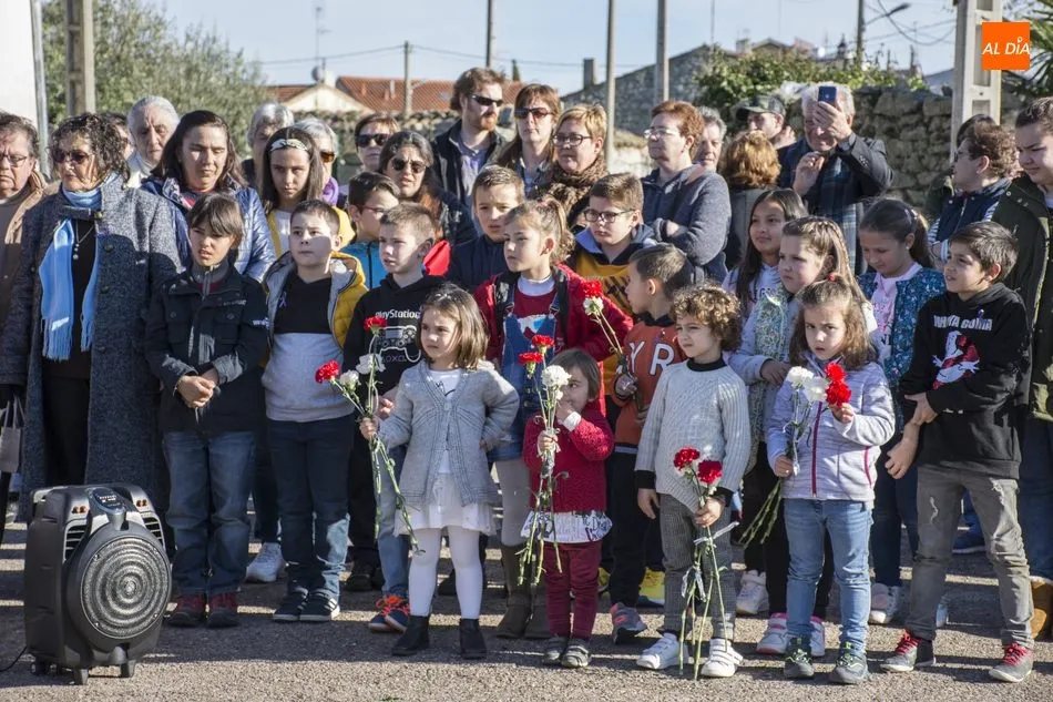 Foto 10 - Los vecinos de Villavieja inauguran un monumento en homenaje&nbsp;&ldquo;A&nbsp;las mujeres que lucharon y...