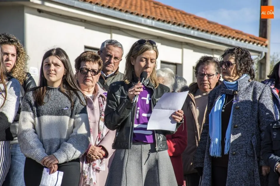 Foto 9 - Los vecinos de Villavieja inauguran un monumento en homenaje&nbsp;&ldquo;A&nbsp;las mujeres que lucharon y...