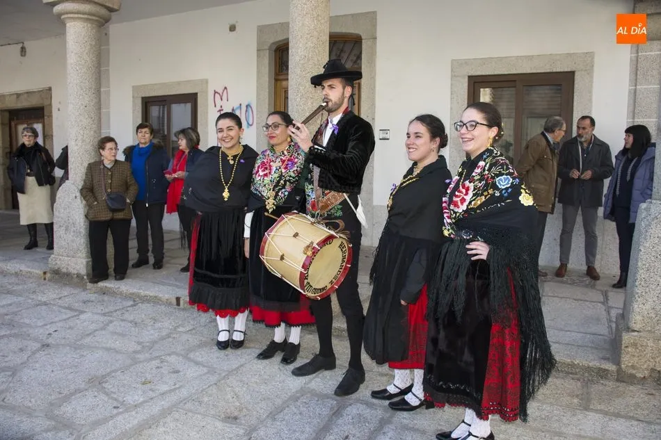 Foto 8 - Los vecinos de Villavieja inauguran un monumento en homenaje&nbsp;&ldquo;A&nbsp;las mujeres que lucharon y...