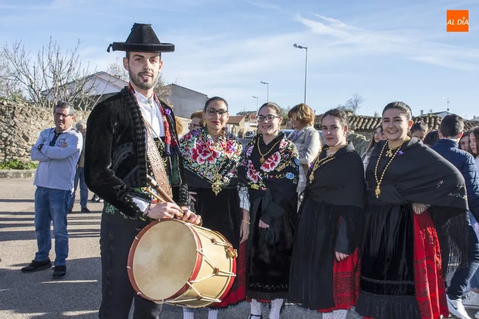 Foto 6 - Los vecinos de Villavieja inauguran un monumento en homenaje&nbsp;&ldquo;A&nbsp;las mujeres que lucharon y...