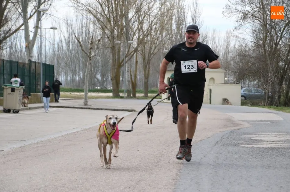 Foto 4 - &Oacute;scar Olmo vence en el I Canicross de Alba de Tormes