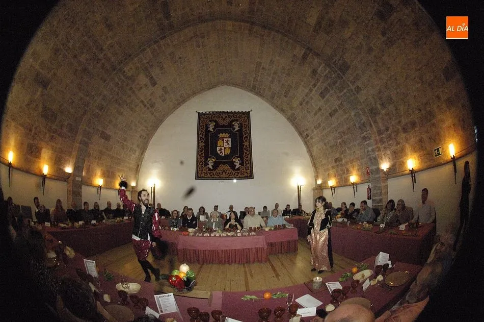 Foto 3 - Exitosa cena renacentista teatralizada en el&nbsp;Parador de Ciudad Rodrigo  