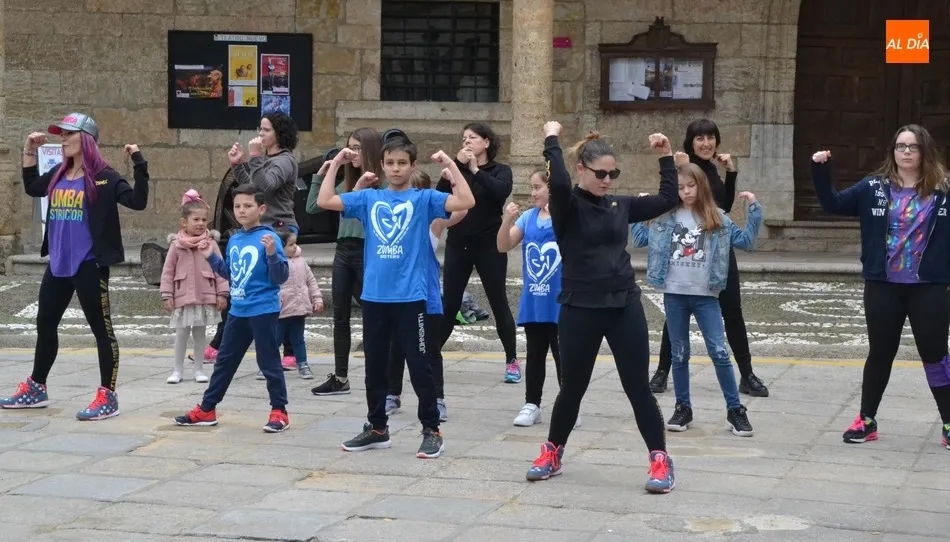 Ciudad Rodrigo muestra por partida doble, e incluso a ritmo de zumba, su respaldo a todas las...