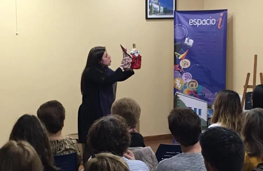 Lleno en la representación de ‘Y dale con el cuento’ en el Espacio i  