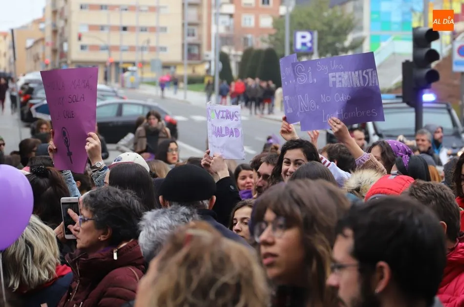 Foto 9 - Multitudinaria manifestaci&oacute;n feminista con 8.000 personas en otra jornada hist&oacute;rica en la lucha...