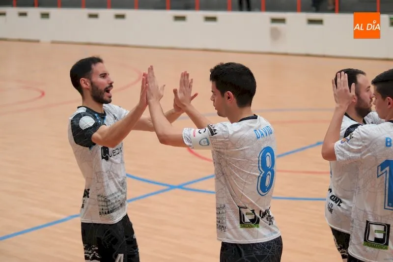 Los jugadores del Salamanca FS celebran un gol conseguido ante el Bembibre / Javier Herrero