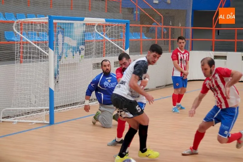 Foto 9 - Be&ntilde;at gu&iacute;a la victoria del Salamanca FS Unionistas ante el Atl&eacute;tico Bembibre (4-1)