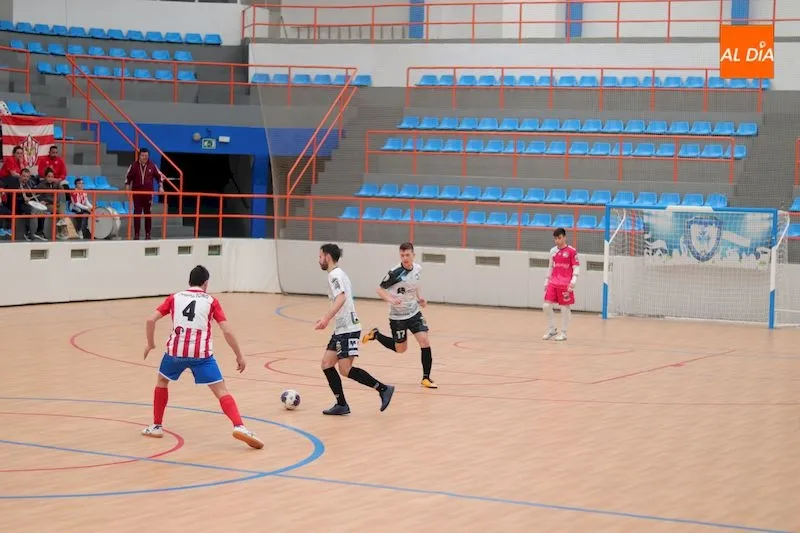 Foto 5 - Be&ntilde;at gu&iacute;a la victoria del Salamanca FS Unionistas ante el Atl&eacute;tico Bembibre (4-1)