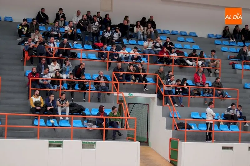 Foto 3 - Be&ntilde;at gu&iacute;a la victoria del Salamanca FS Unionistas ante el Atl&eacute;tico Bembibre (4-1)
