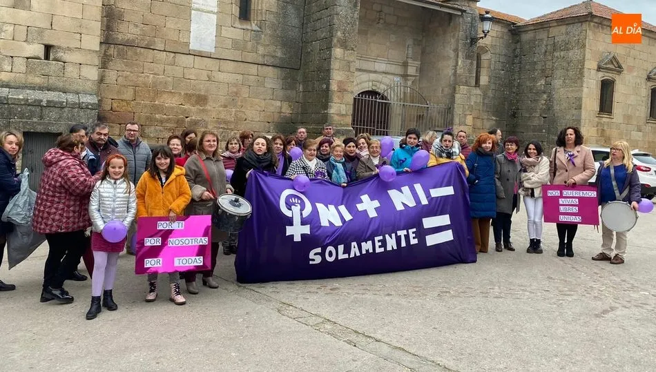 Tras la concentración en la Plaza tendría lugar una manifestación hasta la fuente del Cabrero / FOTOS: MARI CARMEN MARTÍN