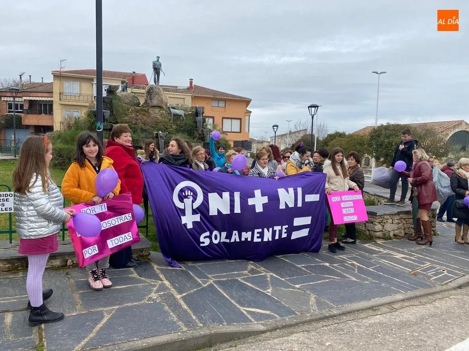 Foto 11 - Las mujeres de Aldead&aacute;vila reivindican la igualdad y el fin a la violencia de g&eacute;nero  