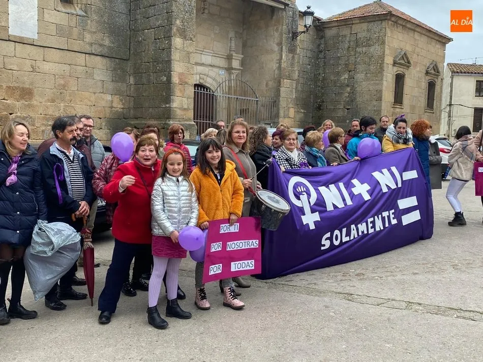 Foto 10 - Las mujeres de Aldead&aacute;vila reivindican la igualdad y el fin a la violencia de g&eacute;nero  