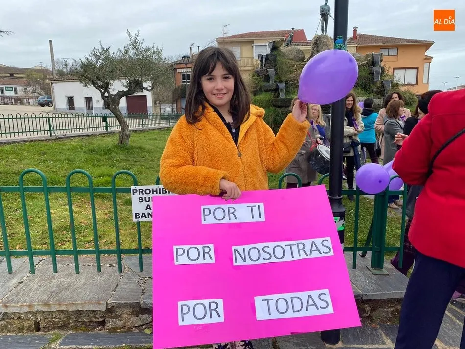 Foto 9 - Las mujeres de Aldead&aacute;vila reivindican la igualdad y el fin a la violencia de g&eacute;nero  