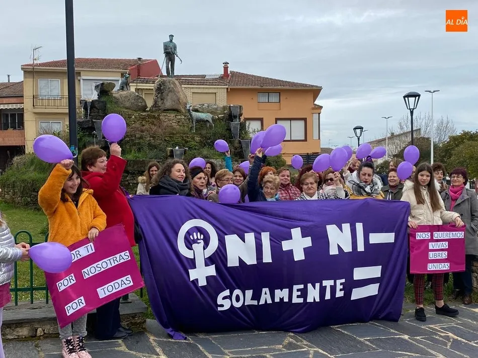 Foto 5 - Las mujeres de Aldead&aacute;vila reivindican la igualdad y el fin a la violencia de g&eacute;nero  