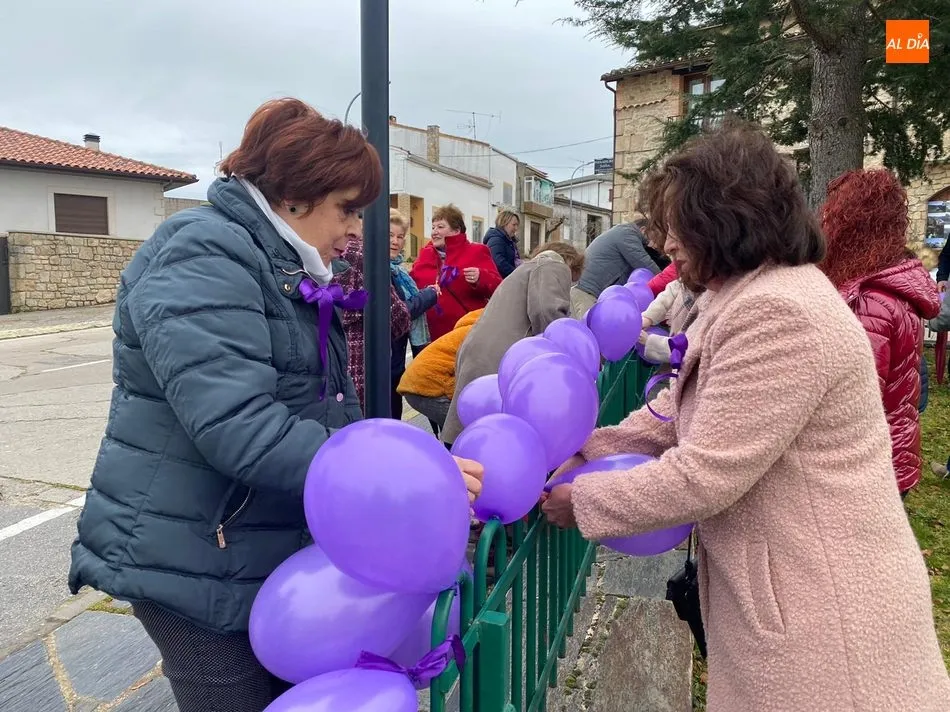 Foto 4 - Las mujeres de Aldead&aacute;vila reivindican la igualdad y el fin a la violencia de g&eacute;nero  