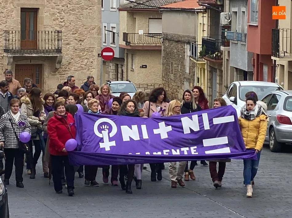 Foto 2 - Las mujeres de Aldead&aacute;vila reivindican la igualdad y el fin a la violencia de g&eacute;nero  