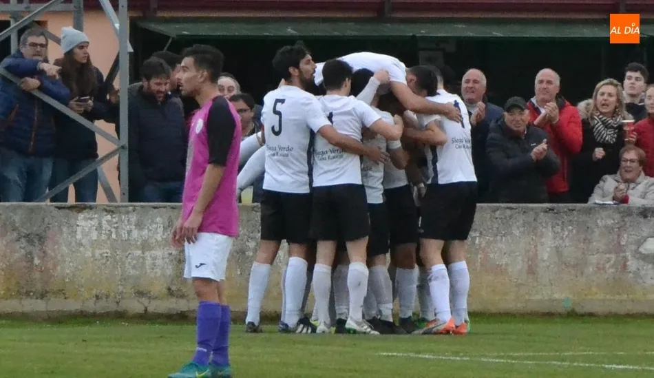 Foto 2 - Un gol de Lafu en el 90&rsquo; le da al Ciudad Rodrigo el igualado y divertido derby ante el Ribert  