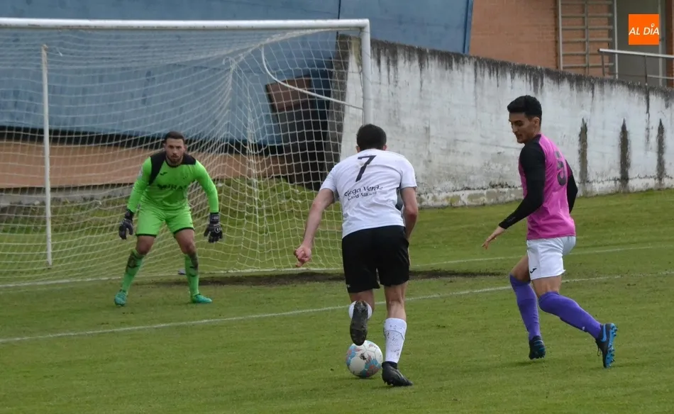Foto 4 - Un gol de Lafu en el 90&rsquo; le da al Ciudad Rodrigo el igualado y divertido derby ante el Ribert  