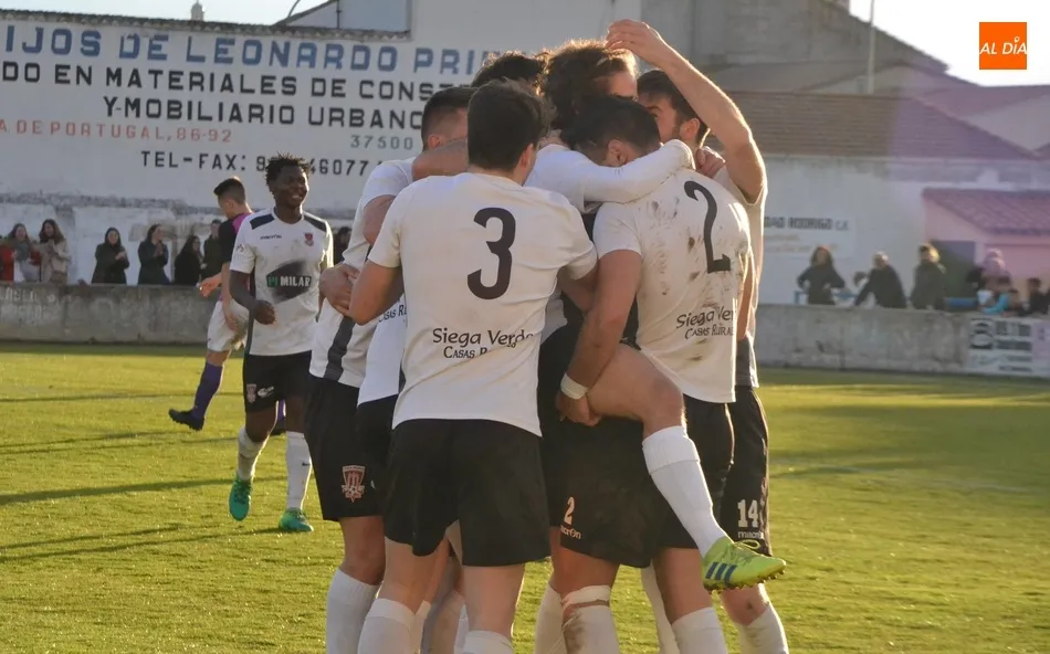Foto 11 - Un gol de Lafu en el 90&rsquo; le da al Ciudad Rodrigo el igualado y divertido derby ante el Ribert  