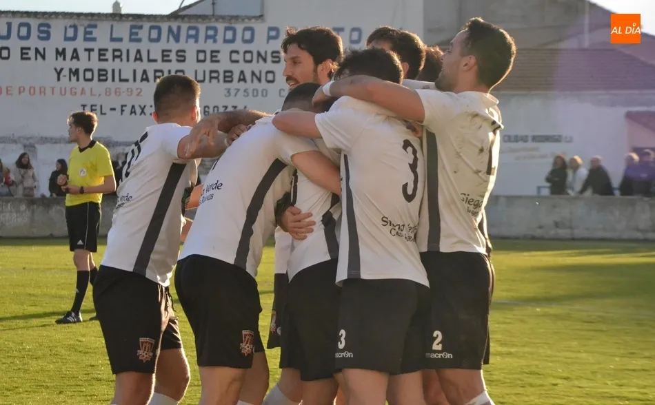 Foto 10 - Un gol de Lafu en el 90&rsquo; le da al Ciudad Rodrigo el igualado y divertido derby ante el Ribert  