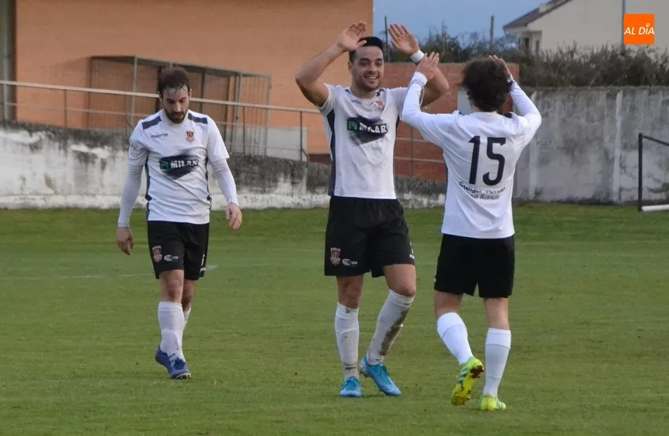 Foto 9 - Un gol de Lafu en el 90&rsquo; le da al Ciudad Rodrigo el igualado y divertido derby ante el Ribert  