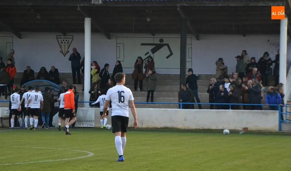 Foto 6 - Un gol de Lafu en el 90&rsquo; le da al Ciudad Rodrigo el igualado y divertido derby ante el Ribert  